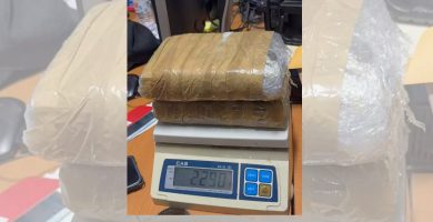 VIDEO: Detienen mujer de 61 años con dos paquetes de supuesta cocaína en el AILA