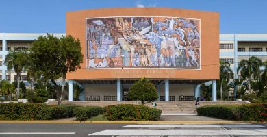 UASD renovará la Biblioteca Pedro Mir tras recorrido de autoridades