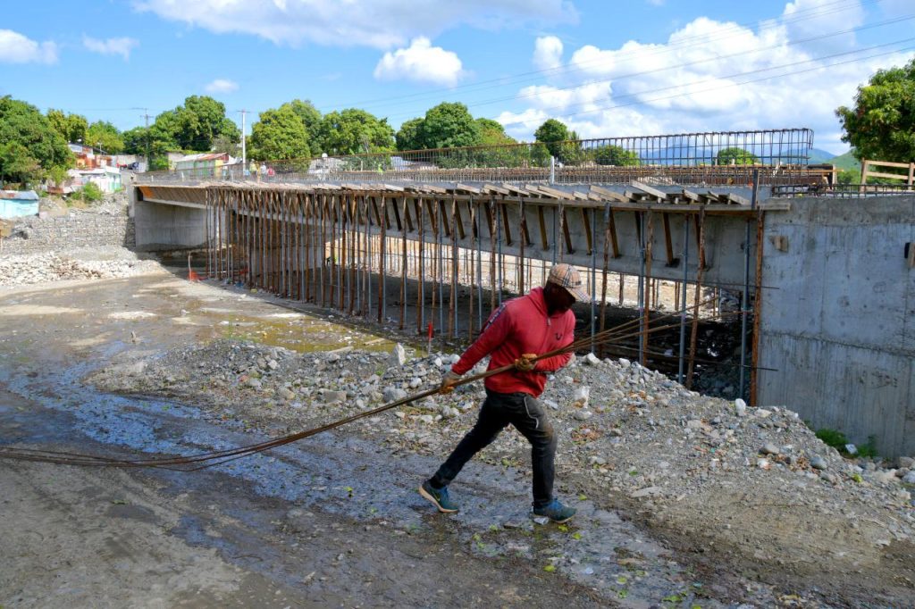 Avanza construcción del puente Los Hierros en Peravia