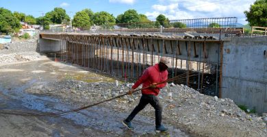 Avanza construcción del puente Los Hierros en Peravia