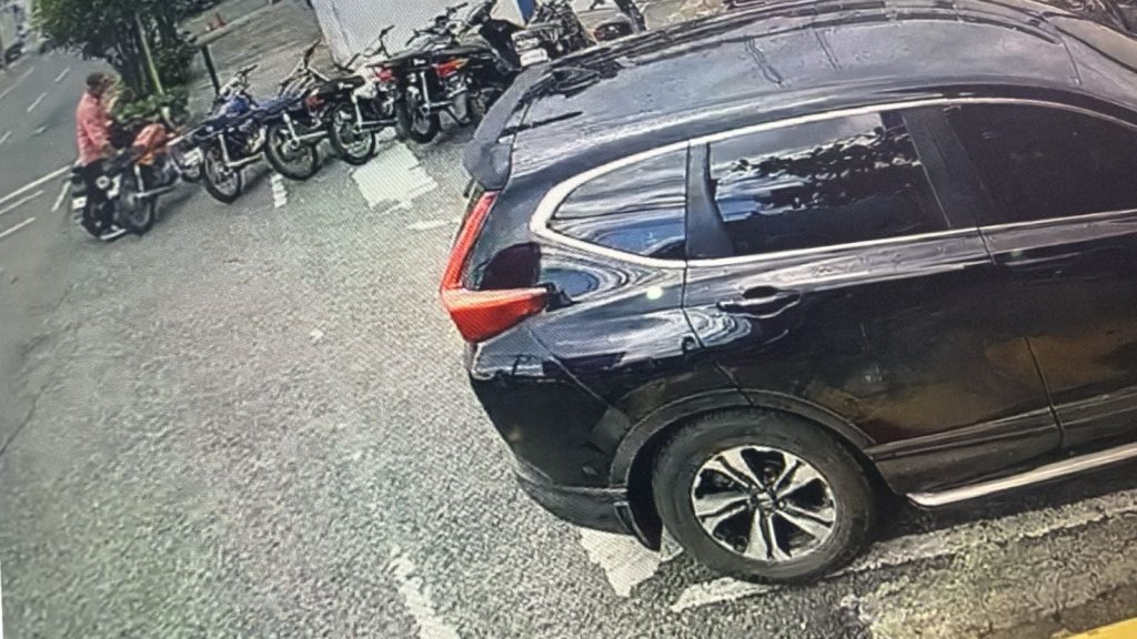 VIDEO: ¡Insólito! roban motocicleta de parqueo de la Policía en San Francisco de Macorís