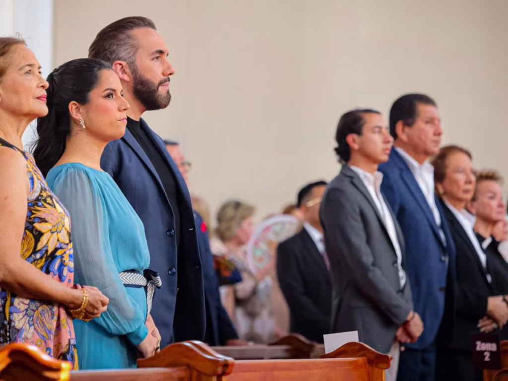 Nayib Bukele asiste a misa junto a miles de católicos en San Salvador