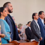 Nayib Bukele asiste a misa junto a miles de católicos en San Salvador