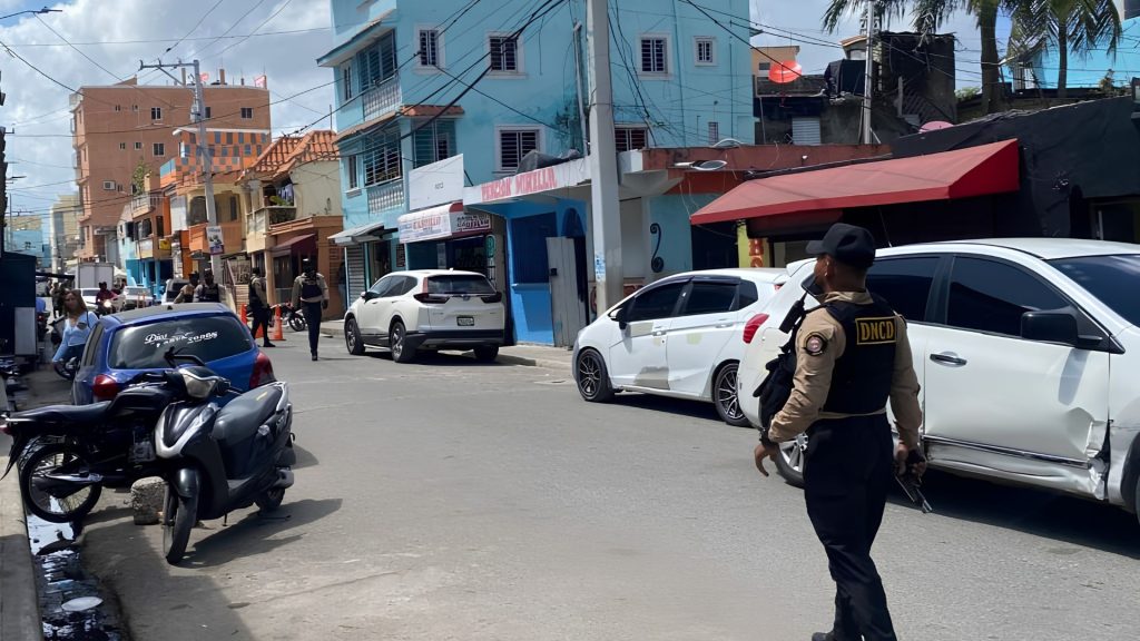 Autoridades allanan la 42 de Capotillo: Cocaína, marihuana y crack ocupados y al menos siete arrestados