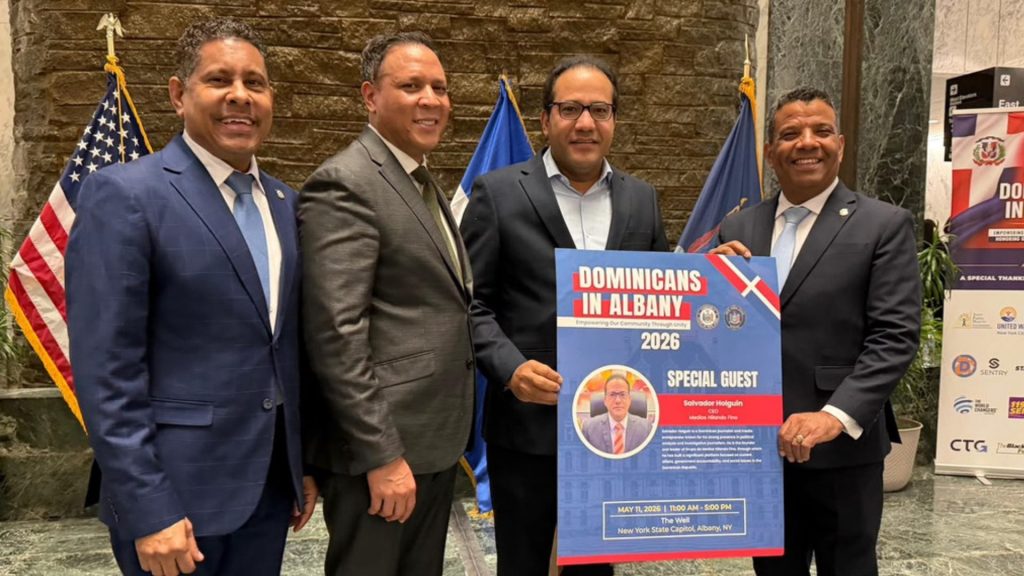 Reconocen al periodista Salvador Holguín en Nueva York