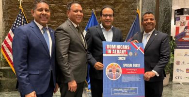 Reconocen al periodista Salvador Holguín en Nueva York