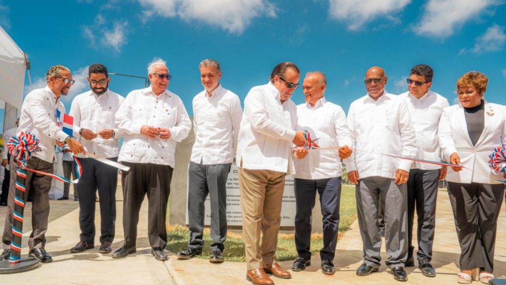 Gobierno inaugura la Plaza Constitución en la Ciudad Juan Bosch