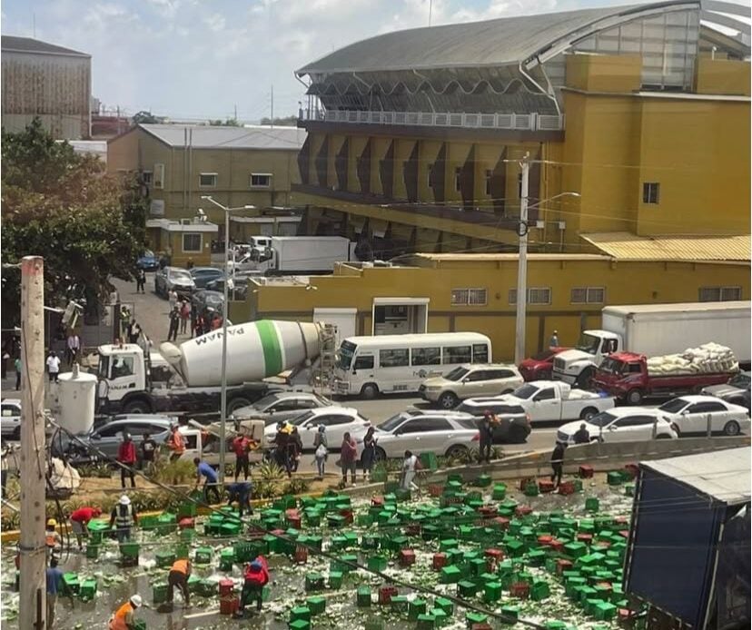 ¡Cerveza gratis! Patana de Cervecería Presidente se vuelca  en la Prolongación 27  de Febrero