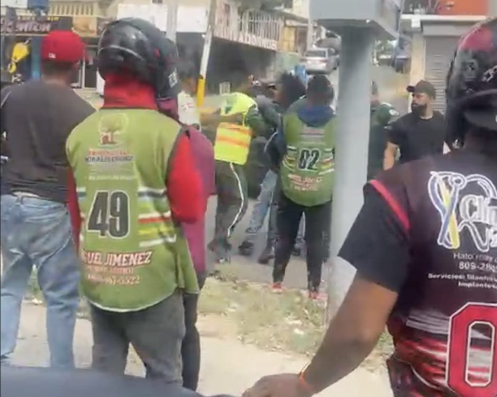 Investigan agresión entre motorista y agente de Digesett en Santiago