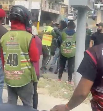 Investigan agresión entre motorista y agente de Digesett en Santiago