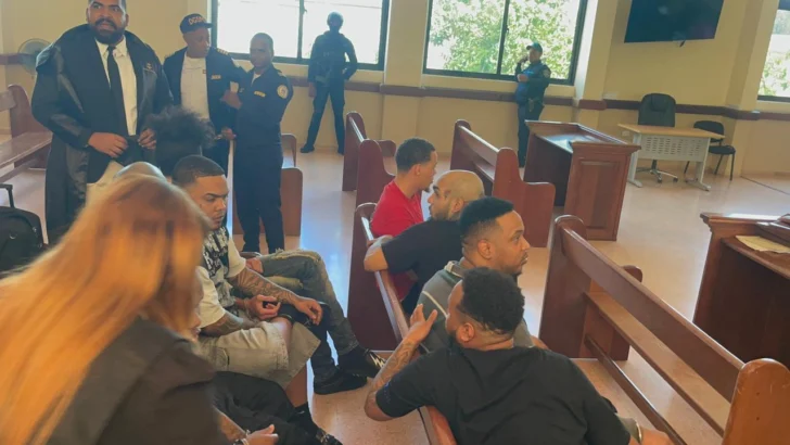 Imponen garantía e impedimento de salida a “Nino Dólar” y otros imputados  por trata, armas y drogas en Santiago