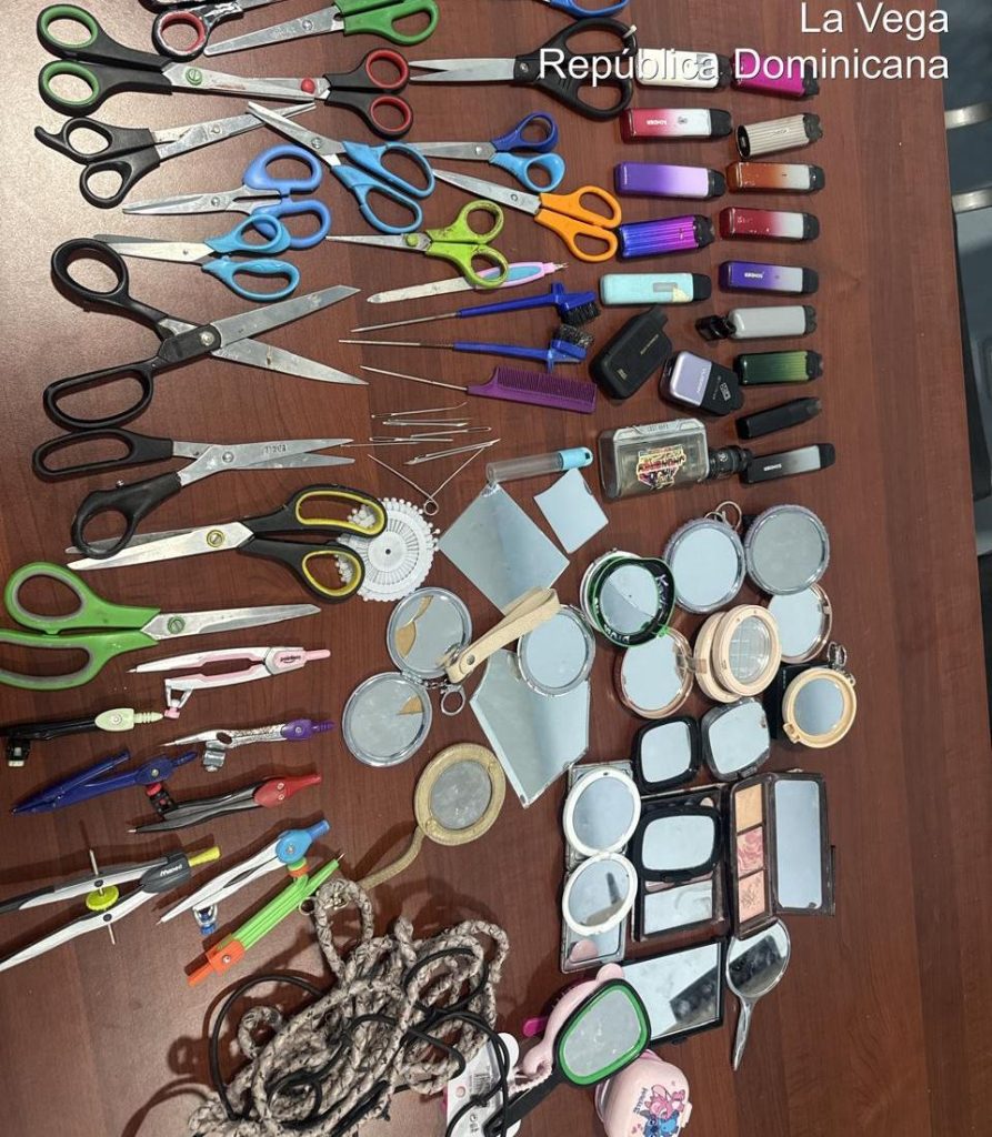 Policía Nacional realiza operativos preventivos en centros educativos de La Vega y ocupa objetos prohibidos