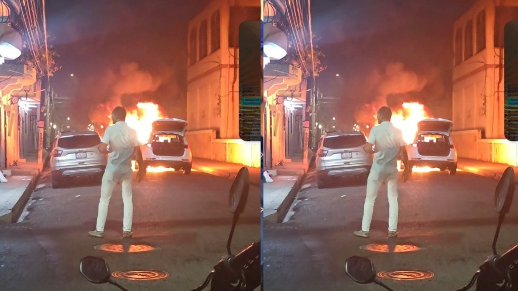 Reportan incendio de dos vehículos en la Zona Colonial