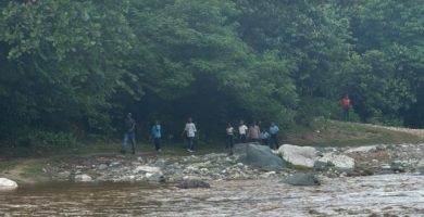 VIDEO: Desbordamiento del río Nigua afecta acceso de estudiantes y profesores en Hato Damas
