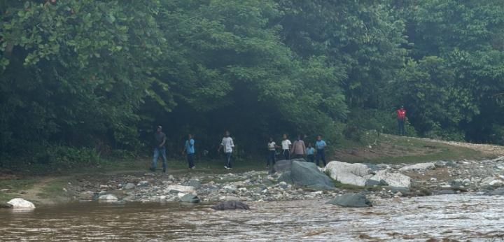 VIDEO: Desbordamiento del río Nigua afecta acceso de estudiantes y profesores en Hato Damas
