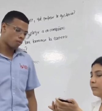 Profesora genera lágrimas en clase con dinámica sobre el amor a las madres