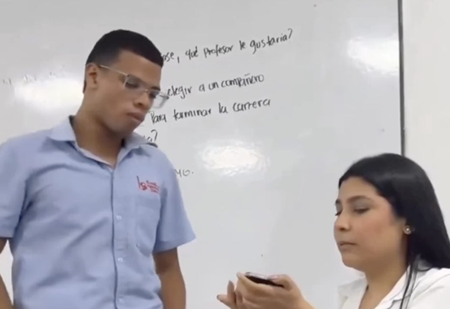 Profesora genera lágrimas en clase con dinámica sobre el amor a las madres