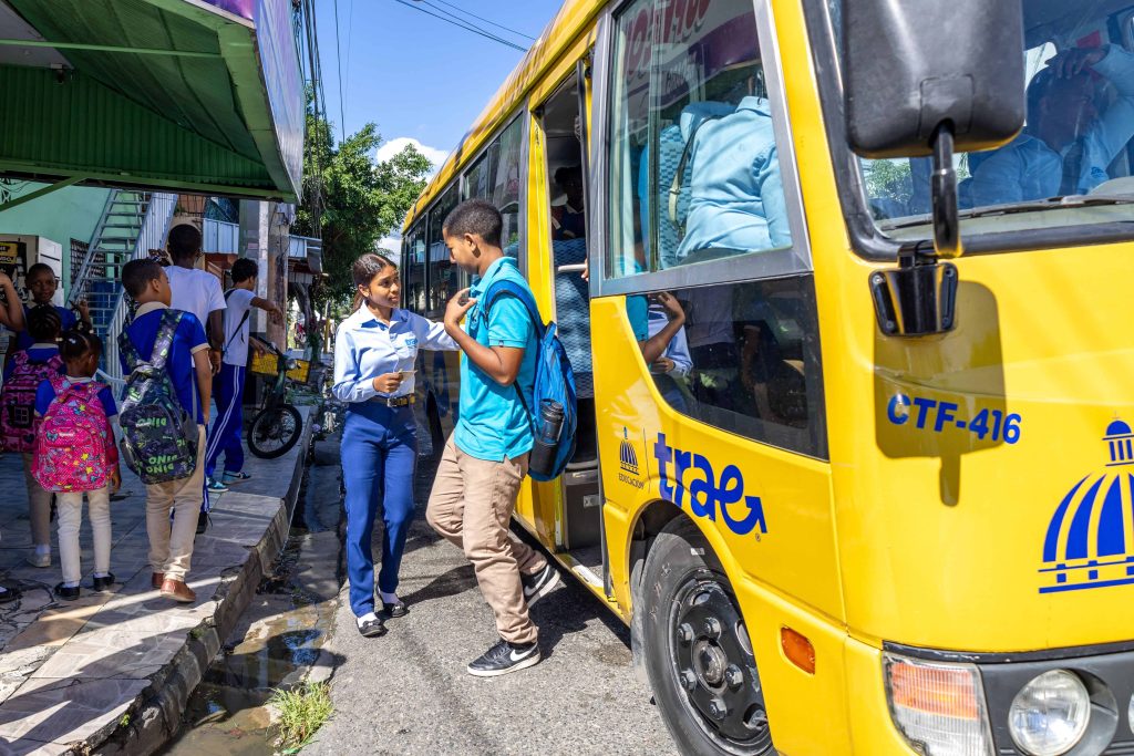 Gobierno evalúa incluir a colegios privados en transporte escolar TRAE