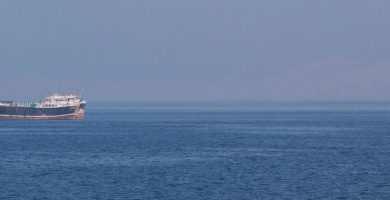 Incautan barco y hunden otro en el estrecho de Ormuz