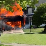 VIDEO: Dos muertos tras avión estrellarse contra una casa en Ohio; residentes de la vivienda resultan ilesos
