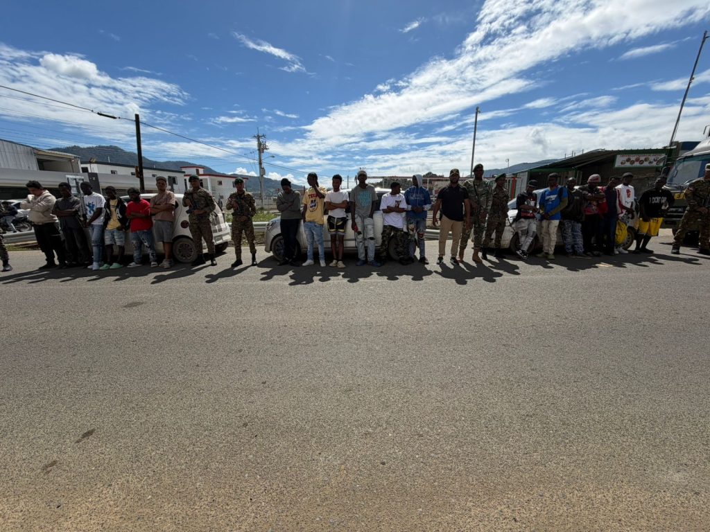 VIDEO: Interceptan tres vehículos con 19 haitianos ilegales en Constanza