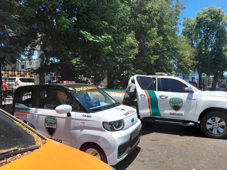 Agente de DIGESETT que hirió motoconchista es presentado ante la Fiscalía de Santiago
