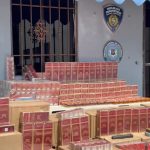 Decomisan en colmado más de 1,000 botellas de alcohol adulterado y 39,400 cigarrillos
