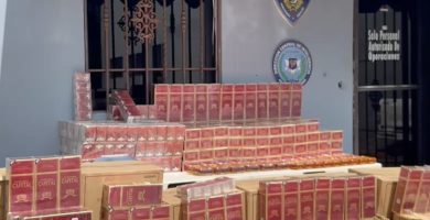 Decomisan en colmado más de 1,000 botellas de alcohol adulterado y 39,400 cigarrillos
