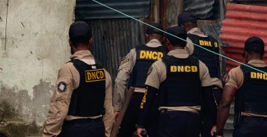 Denuncian presunta implantación de drogas por agentes de la DNCD en Moca