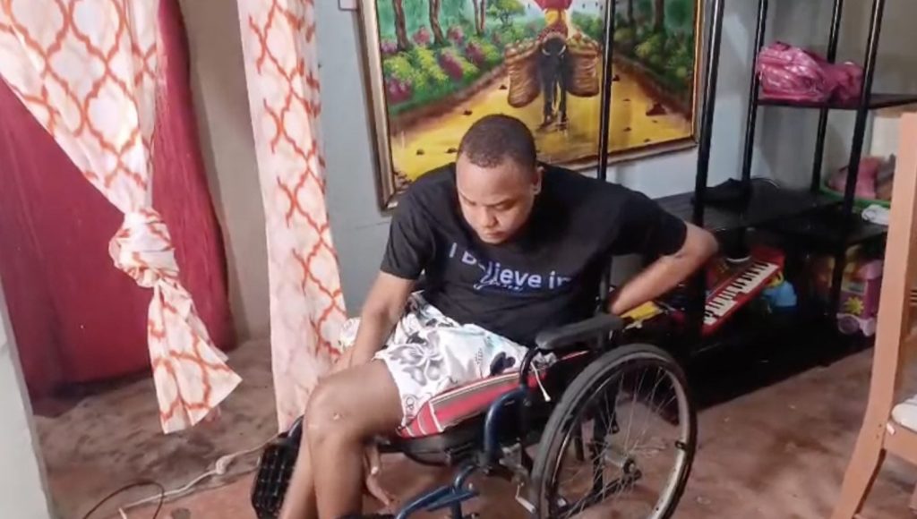 Hombre con 10 años en silla de ruedas necesita apoyo para cirugías y mejorar su vida