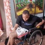 Hombre con 10 años en silla de ruedas necesita apoyo para cirugías y mejorar su vida