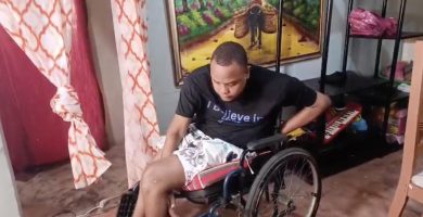Hombre con 10 años en silla de ruedas necesita apoyo para cirugías y mejorar su vida