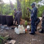 VIDEO: Desmantelan en Bahoruco  fábrica clandestina de bebidas alcohólicas adulteradas en Bahoruco