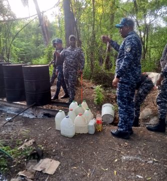 VIDEO: Desmantelan en Bahoruco  fábrica clandestina de bebidas alcohólicas adulteradas en Bahoruco