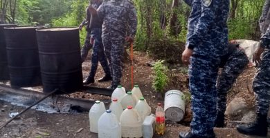 VIDEO: Desmantelan en Bahoruco  fábrica clandestina de bebidas alcohólicas adulteradas en Bahoruco