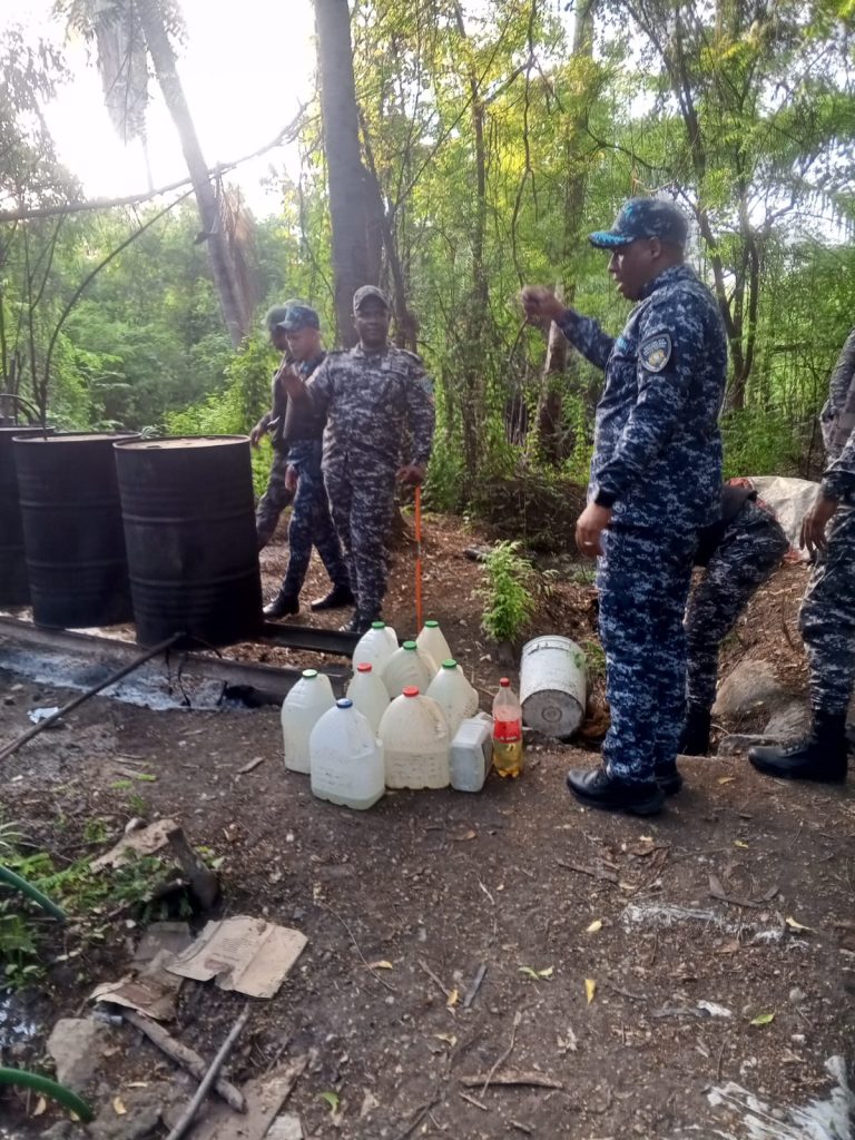 VIDEO: Desmantelan en Bahoruco  fábrica clandestina de bebidas alcohólicas adulteradas en Bahoruco