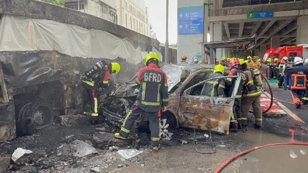 VIDEO: Al menos ocho muertos y 25 heridos tras colisión entre un tren y un autobús en Bangkok, Tailandia