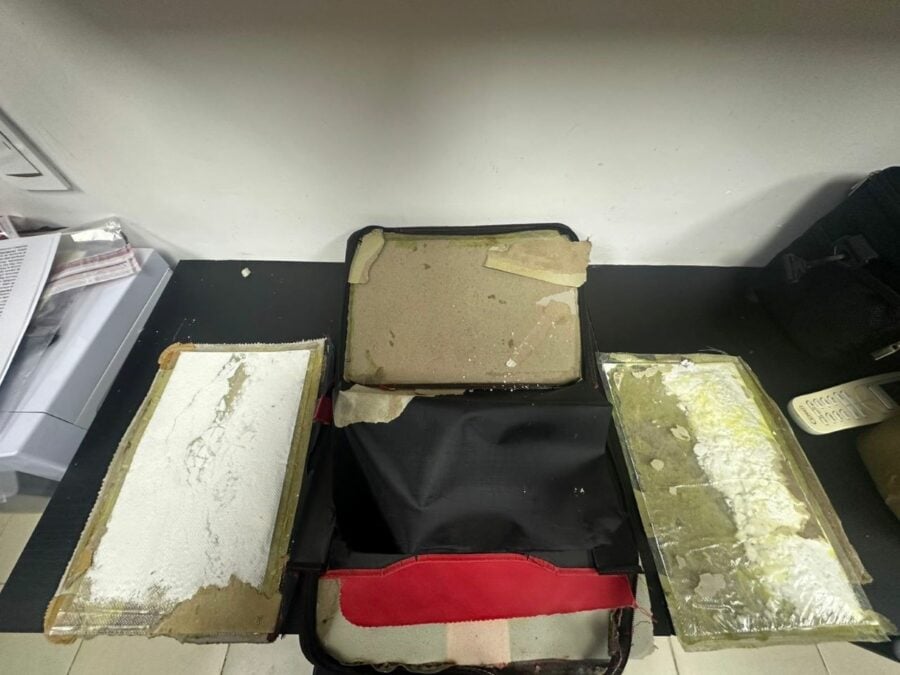 DNCD incauta láminas de cocaína ocultas en carpetas en una compañía de envíos