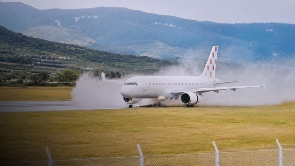 VIDEO: Avión con 132 pasajeros se sale de la pista al despegar en Croacia; no hay heridos