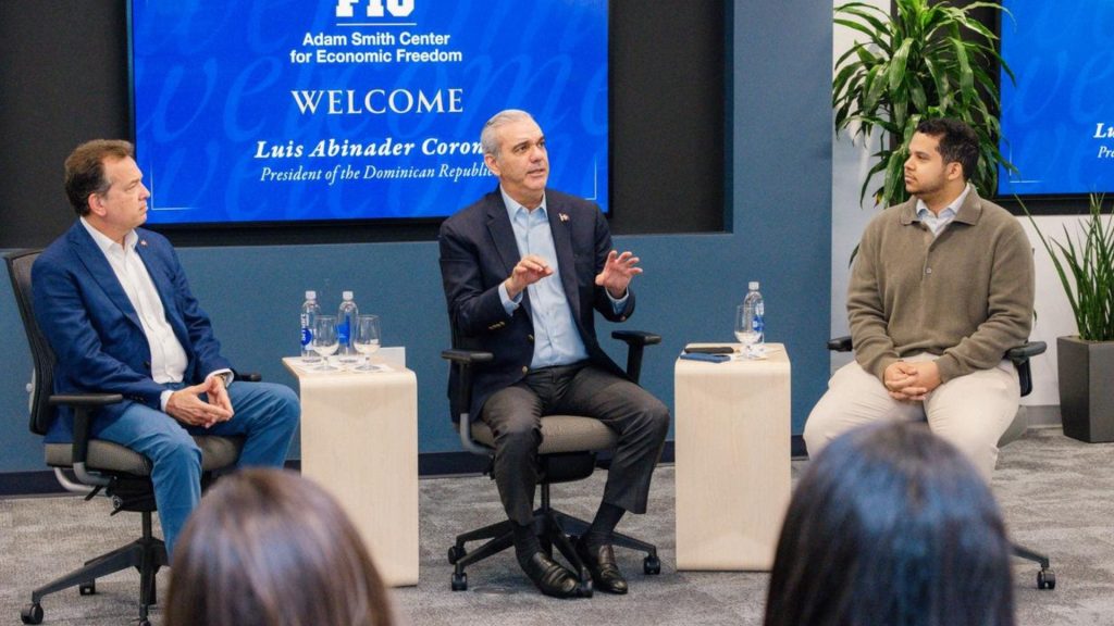 VIDEO: Luis Abinader se reúne con estudiantes de RD en universidad de Florida