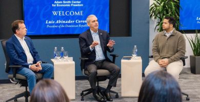 VIDEO: Luis Abinader se reúne con estudiantes de RD en universidad de Florida