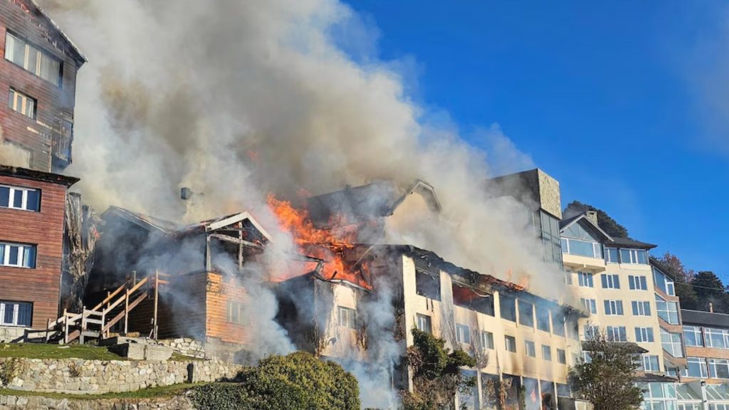VIDEO: Se incendia hotel turístico de Bariloche, Argentina; no hay heridos de gravedad