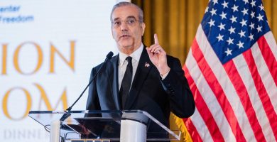 Abinader advierte sobre riesgos que enfrentan sociedades democráticas cuando los ciudadanos ceden libertades a cambio de comodidad