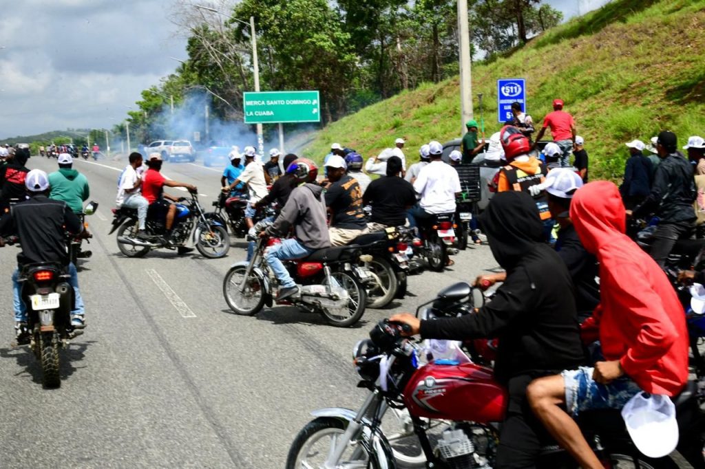 VIDEO: Policía Nacional arremete con bombas lacrimógenas contra marcha pacífica en Pedro Brand