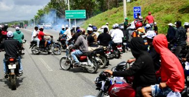 VIDEO: Policía Nacional arremete con bombas lacrimógenas contra marcha pacífica en Pedro Brand