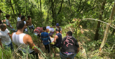 VIDEO: Dos muertos y dos heridos tras camión caer por barranco en carretera Jarabacoa-La Vega