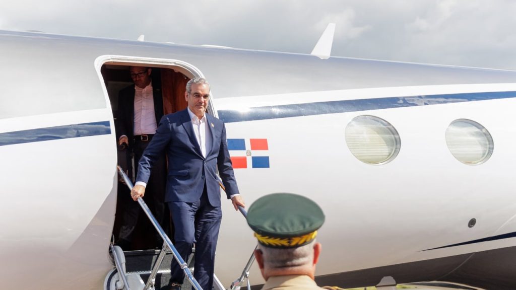 Presidente Abinader regresa al país tras concluir agenda de trabajo en Miami