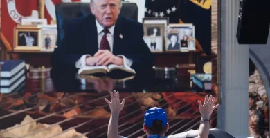 El festival de oración de Washington proyecta video de Trump recitando un pasaje bíblico