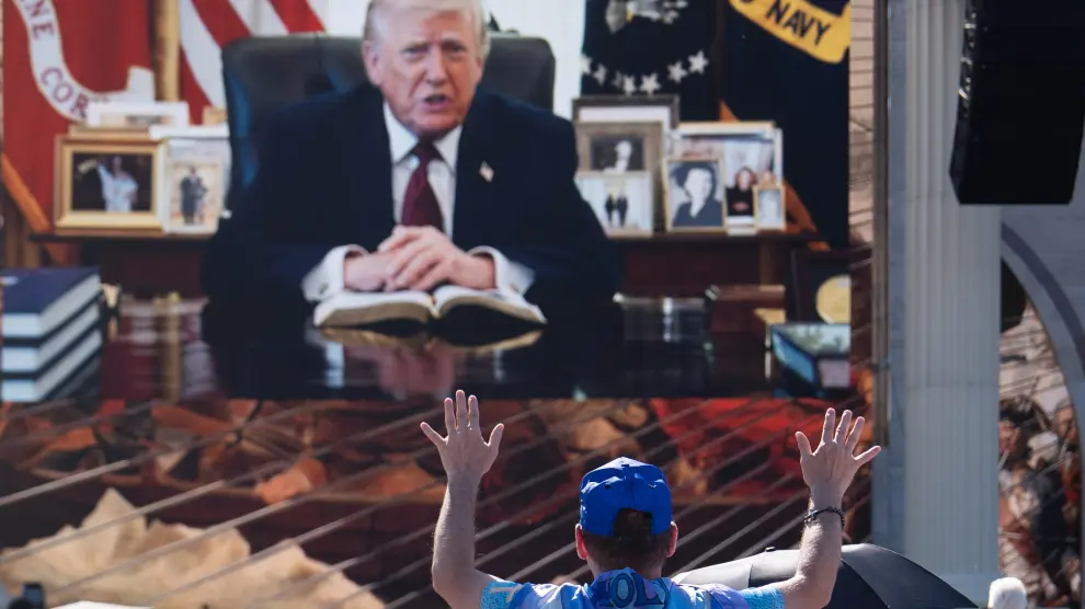 El festival de oración de Washington proyecta video de Trump recitando un pasaje bíblico