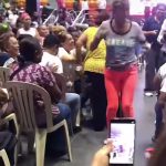 VIDEO: ¡La edad no frena el swing! Madre saca los “pasos prohibidos” y se roba el show en acto del Gobierno